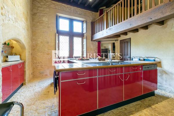 Magnifique château médiéval au cœur de la Dordogne