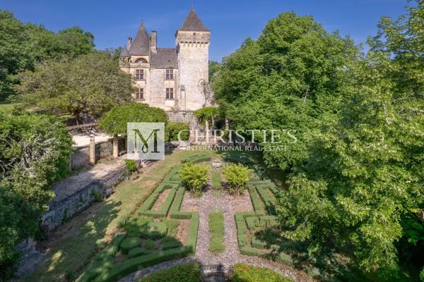 Magnifique château médiéval au cœur de la Dordogne