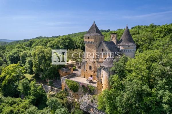 Magnifique château médiéval au cœur de la Dordogne