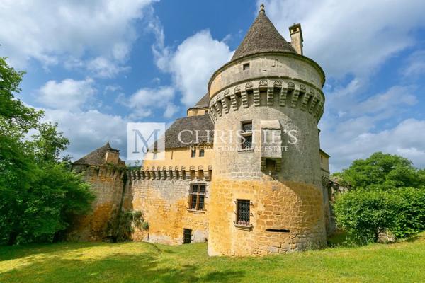 Magnifique château médiéval au cœur de la Dordogne