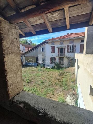 Vous avez un projet d'envergure ? Saisissez cette opportunité rare au cœur du village, idéalement située entre Foix 09000 et Saint-Girons 09200, et à seulement 1 heure de Toulouse 31000. Cet ancien relais de diligence offre un emplacement stratégique et un volume exceptionnel pour laisser libre cours à votre vision.

​🏡 Caractéristiques & État du Bien
​Toiture : Entièrement refaite et neuve (un gros point fort pour démarrer votre projet sereinement).
​Surface commerciale (110 m²) : Ancien bar-hôtel-restaurant nécessitant des travaux complets de rénovation.
​Espace habitation (200 m²) : Réparti sur 2 niveaux, à aménager et rénover entièrement selon vos goûts.
​Grange monumentale (280 m²) : Authentique ancien relais de diligence, tout à faire, offrant un potentiel de transformation spectaculaire.
​Extérieur rare (270 m²) : Une magnifique cour intérieure privative, véritable havre de paix en plein centre-village.

​💡 Un Projet de Rénovation d'Envergure
​Ce bien s'adresse aux investisseurs et porteurs de projet prêts à engager d'importants travaux pour révéler tout le cachet de ce lieu. Il se prête à de multiples configurations :

​Projet mixte combinant commerce et habitation.
​Création d'un espace de coworking ou d'un commerce de proximité.
​Développement d'une activité d'hébergement touristique ou de gîtes de charme, idéalement positionnée pour attirer les visiteurs en provenance de la métropole.
​Prix de vente : 195 000 € FAI

Une page blanche au fort potentiel pour bâtir un projet unique aux portes du Parc Naturel de l'Ariège !
