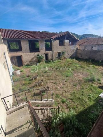 Vous avez un projet d'envergure ? Saisissez cette opportunité rare au cœur du village, idéalement située entre Foix 09000 et Saint-Girons 09200, et à seulement 1 heure de Toulouse 31000. Cet ancien relais de diligence offre un emplacement stratégique et un volume exceptionnel pour laisser libre cours à votre vision.

​🏡 Caractéristiques & État du Bien
​Toiture : Entièrement refaite et neuve (un gros point fort pour démarrer votre projet sereinement).
​Surface commerciale (110 m²) : Ancien bar-hôtel-restaurant nécessitant des travaux complets de rénovation.
​Espace habitation (200 m²) : Réparti sur 2 niveaux, à aménager et rénover entièrement selon vos goûts.
​Grange monumentale (280 m²) : Authentique ancien relais de diligence, tout à faire, offrant un potentiel de transformation spectaculaire.
​Extérieur rare (270 m²) : Une magnifique cour intérieure privative, véritable havre de paix en plein centre-village.

​💡 Un Projet de Rénovation d'Envergure
​Ce bien s'adresse aux investisseurs et porteurs de projet prêts à engager d'importants travaux pour révéler tout le cachet de ce lieu. Il se prête à de multiples configurations :

​Projet mixte combinant commerce et habitation.
​Création d'un espace de coworking ou d'un commerce de proximité.
​Développement d'une activité d'hébergement touristique ou de gîtes de charme, idéalement positionnée pour attirer les visiteurs en provenance de la métropole.
​Prix de vente : 195 000 € FAI

Une page blanche au fort potentiel pour bâtir un projet unique aux portes du Parc Naturel de l'Ariège !