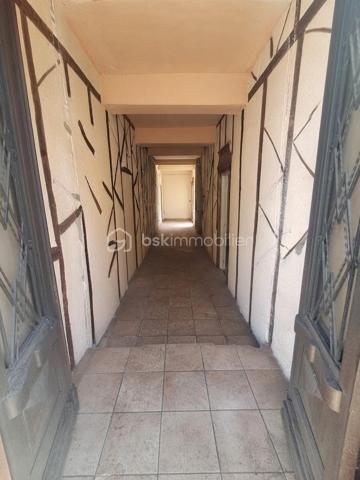 Vous avez un projet d'envergure ? Saisissez cette opportunité rare au cœur du village, idéalement située entre Foix 09000 et Saint-Girons 09200, et à seulement 1 heure de Toulouse 31000. Cet ancien relais de diligence offre un emplacement stratégique et un volume exceptionnel pour laisser libre cours à votre vision.

​🏡 Caractéristiques & État du Bien
​Toiture : Entièrement refaite et neuve (un gros point fort pour démarrer votre projet sereinement).
​Surface commerciale (110 m²) : Ancien bar-hôtel-restaurant nécessitant des travaux complets de rénovation.
​Espace habitation (200 m²) : Réparti sur 2 niveaux, à aménager et rénover entièrement selon vos goûts.
​Grange monumentale (280 m²) : Authentique ancien relais de diligence, tout à faire, offrant un potentiel de transformation spectaculaire.
​Extérieur rare (270 m²) : Une magnifique cour intérieure privative, véritable havre de paix en plein centre-village.

​💡 Un Projet de Rénovation d'Envergure
​Ce bien s'adresse aux investisseurs et porteurs de projet prêts à engager d'importants travaux pour révéler tout le cachet de ce lieu. Il se prête à de multiples configurations :

​Projet mixte combinant commerce et habitation.
​Création d'un espace de coworking ou d'un commerce de proximité.
​Développement d'une activité d'hébergement touristique ou de gîtes de charme, idéalement positionnée pour attirer les visiteurs en provenance de la métropole.
​Prix de vente : 195 000 € FAI

Une page blanche au fort potentiel pour bâtir un projet unique aux portes du Parc Naturel de l'Ariège !