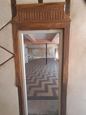 Vous avez un projet d'envergure ? Saisissez cette opportunité rare au cœur du village, idéalement située entre Foix 09000 et Saint-Girons 09200, et à seulement 1 heure de Toulouse 31000. Cet ancien relais de diligence offre un emplacement stratégique et un volume exceptionnel pour laisser libre cours à votre vision.

​🏡 Caractéristiques & État du Bien
​Toiture : Entièrement refaite et neuve (un gros point fort pour démarrer votre projet sereinement).
​Surface commerciale (110 m²) : Ancien bar-hôtel-restaurant nécessitant des travaux complets de rénovation.
​Espace habitation (200 m²) : Réparti sur 2 niveaux, à aménager et rénover entièrement selon vos goûts.
​Grange monumentale (280 m²) : Authentique ancien relais de diligence, tout à faire, offrant un potentiel de transformation spectaculaire.
​Extérieur rare (270 m²) : Une magnifique cour intérieure privative, véritable havre de paix en plein centre-village.

​💡 Un Projet de Rénovation d'Envergure
​Ce bien s'adresse aux investisseurs et porteurs de projet prêts à engager d'importants travaux pour révéler tout le cachet de ce lieu. Il se prête à de multiples configurations :

​Projet mixte combinant commerce et habitation.
​Création d'un espace de coworking ou d'un commerce de proximité.
​Développement d'une activité d'hébergement touristique ou de gîtes de charme, idéalement positionnée pour attirer les visiteurs en provenance de la métropole.
​Prix de vente : 195 000 € FAI

Une page blanche au fort potentiel pour bâtir un projet unique aux portes du Parc Naturel de l'Ariège !