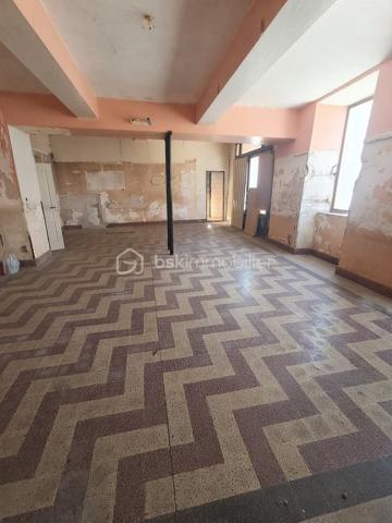 Vous avez un projet d'envergure ? Saisissez cette opportunité rare au cœur du village, idéalement située entre Foix 09000 et Saint-Girons 09200, et à seulement 1 heure de Toulouse 31000. Cet ancien relais de diligence offre un emplacement stratégique et un volume exceptionnel pour laisser libre cours à votre vision.

​🏡 Caractéristiques & État du Bien
​Toiture : Entièrement refaite et neuve (un gros point fort pour démarrer votre projet sereinement).
​Surface commerciale (110 m²) : Ancien bar-hôtel-restaurant nécessitant des travaux complets de rénovation.
​Espace habitation (200 m²) : Réparti sur 2 niveaux, à aménager et rénover entièrement selon vos goûts.
​Grange monumentale (280 m²) : Authentique ancien relais de diligence, tout à faire, offrant un potentiel de transformation spectaculaire.
​Extérieur rare (270 m²) : Une magnifique cour intérieure privative, véritable havre de paix en plein centre-village.

​💡 Un Projet de Rénovation d'Envergure
​Ce bien s'adresse aux investisseurs et porteurs de projet prêts à engager d'importants travaux pour révéler tout le cachet de ce lieu. Il se prête à de multiples configurations :

​Projet mixte combinant commerce et habitation.
​Création d'un espace de coworking ou d'un commerce de proximité.
​Développement d'une activité d'hébergement touristique ou de gîtes de charme, idéalement positionnée pour attirer les visiteurs en provenance de la métropole.
​Prix de vente : 195 000 € FAI

Une page blanche au fort potentiel pour bâtir un projet unique aux portes du Parc Naturel de l'Ariège !