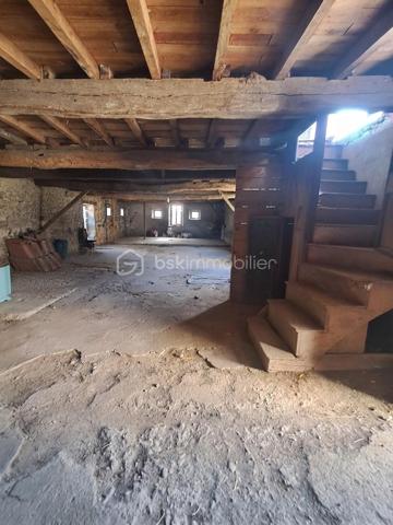 Vous avez un projet d'envergure ? Saisissez cette opportunité rare au cœur du village, idéalement située entre Foix 09000 et Saint-Girons 09200, et à seulement 1 heure de Toulouse 31000. Cet ancien relais de diligence offre un emplacement stratégique et un volume exceptionnel pour laisser libre cours à votre vision.

​🏡 Caractéristiques & État du Bien
​Toiture : Entièrement refaite et neuve (un gros point fort pour démarrer votre projet sereinement).
​Surface commerciale (110 m²) : Ancien bar-hôtel-restaurant nécessitant des travaux complets de rénovation.
​Espace habitation (200 m²) : Réparti sur 2 niveaux, à aménager et rénover entièrement selon vos goûts.
​Grange monumentale (280 m²) : Authentique ancien relais de diligence, tout à faire, offrant un potentiel de transformation spectaculaire.
​Extérieur rare (270 m²) : Une magnifique cour intérieure privative, véritable havre de paix en plein centre-village.

​💡 Un Projet de Rénovation d'Envergure
​Ce bien s'adresse aux investisseurs et porteurs de projet prêts à engager d'importants travaux pour révéler tout le cachet de ce lieu. Il se prête à de multiples configurations :

​Projet mixte combinant commerce et habitation.
​Création d'un espace de coworking ou d'un commerce de proximité.
​Développement d'une activité d'hébergement touristique ou de gîtes de charme, idéalement positionnée pour attirer les visiteurs en provenance de la métropole.
​Prix de vente : 195 000 € FAI

Une page blanche au fort potentiel pour bâtir un projet unique aux portes du Parc Naturel de l'Ariège !