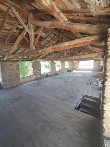 Vous avez un projet d'envergure ? Saisissez cette opportunité rare au cœur du village, idéalement située entre Foix 09000 et Saint-Girons 09200, et à seulement 1 heure de Toulouse 31000. Cet ancien relais de diligence offre un emplacement stratégique et un volume exceptionnel pour laisser libre cours à votre vision.

​🏡 Caractéristiques & État du Bien
​Toiture : Entièrement refaite et neuve (un gros point fort pour démarrer votre projet sereinement).
​Surface commerciale (110 m²) : Ancien bar-hôtel-restaurant nécessitant des travaux complets de rénovation.
​Espace habitation (200 m²) : Réparti sur 2 niveaux, à aménager et rénover entièrement selon vos goûts.
​Grange monumentale (280 m²) : Authentique ancien relais de diligence, tout à faire, offrant un potentiel de transformation spectaculaire.
​Extérieur rare (270 m²) : Une magnifique cour intérieure privative, véritable havre de paix en plein centre-village.

​💡 Un Projet de Rénovation d'Envergure
​Ce bien s'adresse aux investisseurs et porteurs de projet prêts à engager d'importants travaux pour révéler tout le cachet de ce lieu. Il se prête à de multiples configurations :

​Projet mixte combinant commerce et habitation.
​Création d'un espace de coworking ou d'un commerce de proximité.
​Développement d'une activité d'hébergement touristique ou de gîtes de charme, idéalement positionnée pour attirer les visiteurs en provenance de la métropole.
​Prix de vente : 195 000 € FAI

Une page blanche au fort potentiel pour bâtir un projet unique aux portes du Parc Naturel de l'Ariège !