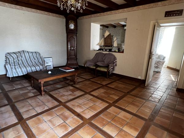 Ancien logis avec dépendances et grand jardin clos Matha (17160)