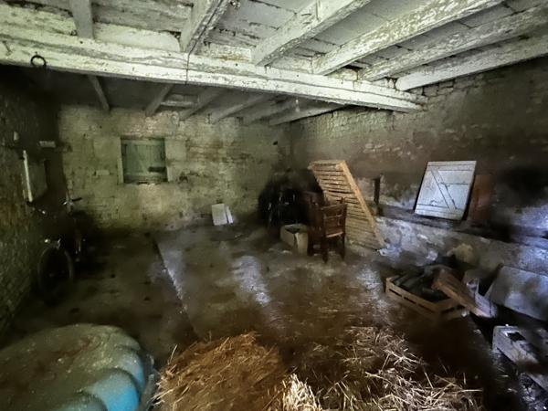 Ancien logis avec dépendances et grand jardin clos Matha (17160)