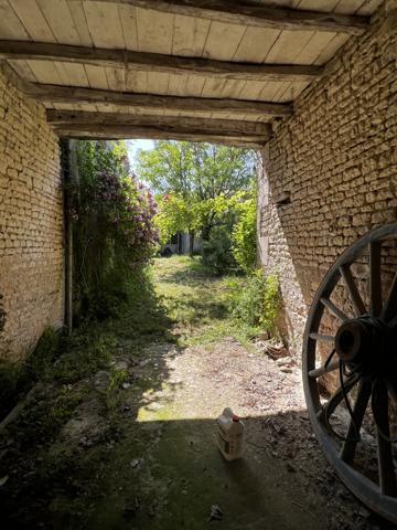 Ancien logis avec dépendances et grand jardin clos Matha (17160)
