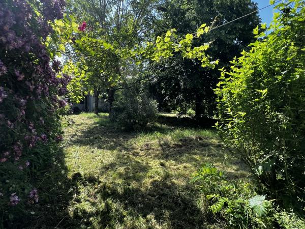 Ancien logis avec dépendances et grand jardin clos Matha (17160)