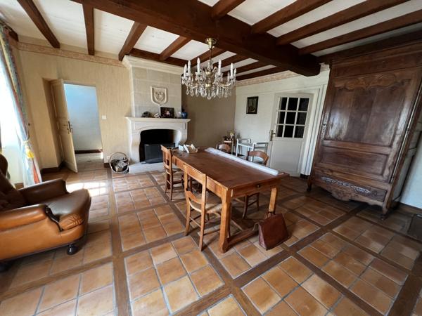 Ancien logis avec dépendances et grand jardin clos Matha (17160)