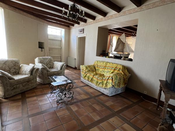 Ancien logis avec dépendances et grand jardin clos Matha (17160)