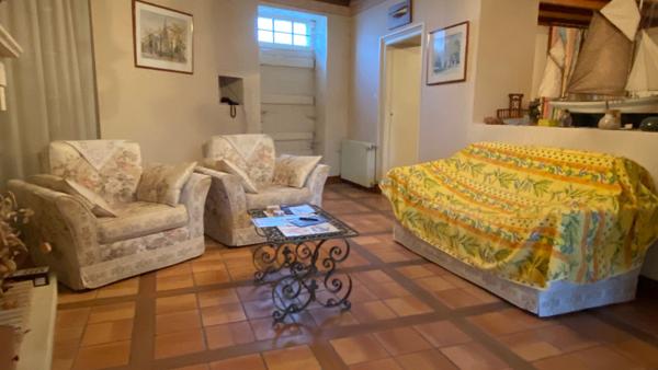 Ancien logis avec dépendances et grand jardin clos Matha (17160)