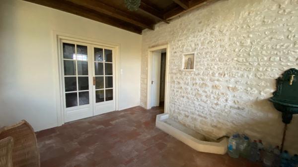 Ancien logis avec dépendances et grand jardin clos Matha (17160)