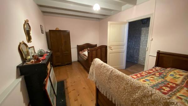 Ancien logis avec dépendances et grand jardin clos Matha (17160)