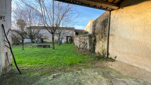 Ancien logis avec dépendances et grand jardin clos Matha (17160)