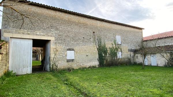 Ancien logis avec dépendances et grand jardin clos Matha (17160)