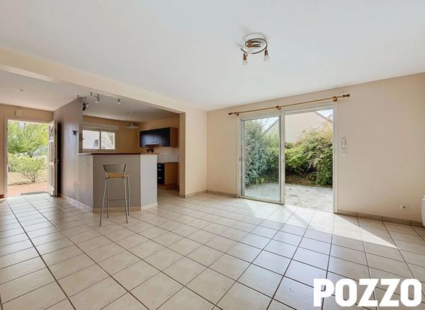 A VENDRE. CONDE SUR VIRE. PROCHE BOURG ET ECOLES . MAISON AVEC VIE DE PLAIN PIED. CONDE SUR VIRE
