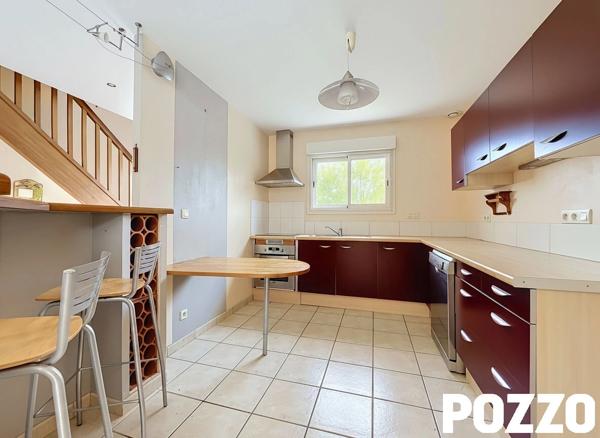 A VENDRE. CONDE SUR VIRE. PROCHE BOURG ET ECOLES . MAISON AVEC VIE DE PLAIN PIED. CONDE SUR VIRE