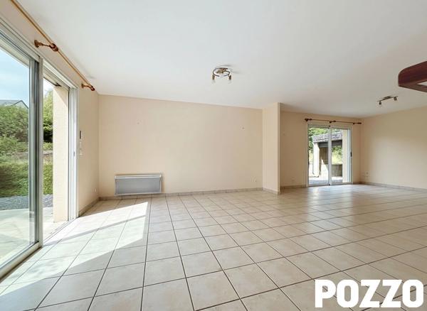 A VENDRE. CONDE SUR VIRE. PROCHE BOURG ET ECOLES . MAISON AVEC VIE DE PLAIN PIED. CONDE SUR VIRE