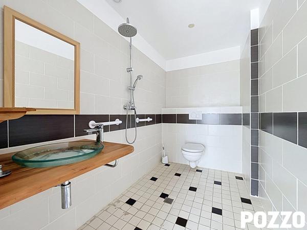 A VENDRE. CONDE SUR VIRE. PROCHE BOURG ET ECOLES . MAISON AVEC VIE DE PLAIN PIED. CONDE SUR VIRE