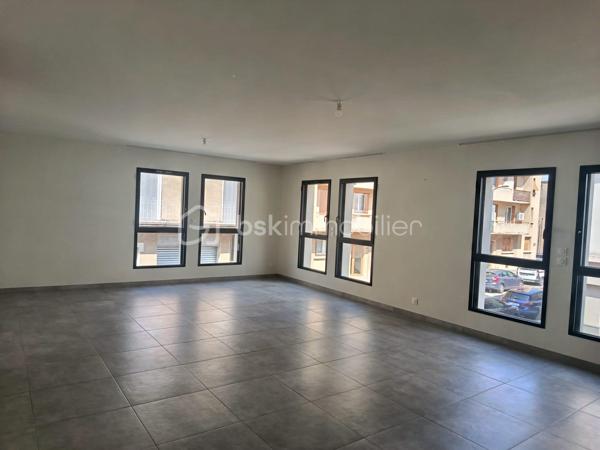 EN EXCUSIVITE 
Magnifique appartement en plein centre ville , construit en 2022 de 90 m2 , proches des écoles et des commerces .
Au première étage se T4 dispose d'un grand séjour avec cuisine ouverte équipée et aménager de 47 m2 , trois chambres d'environ 11 m2 chacun dont une avec un placard intégrer , salle d'eau et wc séparer .
Système de chauffage au sol .
Fenètres en alu en double vitrages avec volet roulant électrique .
Local au rez-de-chaussée pour entreposer poussette et vélo .
Libre de toutes occupation de suite .