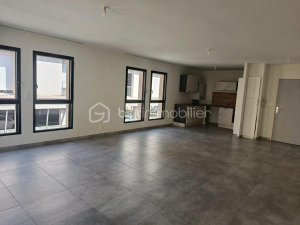 EN EXCUSIVITE 
Magnifique appartement en plein centre ville , construit en 2022 de 90 m2 , proches des écoles et des commerces .
Au première étage se T4 dispose d'un grand séjour avec cuisine ouverte équipée et aménager de 47 m2 , trois chambres d'environ 11 m2 chacun dont une avec un placard intégrer , salle d'eau et wc séparer .
Système de chauffage au sol .
Fenètres en alu en double vitrages avec volet roulant électrique .
Local au rez-de-chaussée pour entreposer poussette et vélo .
Libre de toutes occupation de suite .