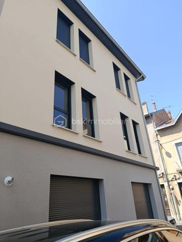 EN EXCUSIVITE 
Magnifique appartement en plein centre ville , construit en 2022 de 90 m2 , proches des écoles et des commerces .
Au première étage se T4 dispose d'un grand séjour avec cuisine ouverte équipée et aménager de 47 m2 , trois chambres d'environ 11 m2 chacun dont une avec un placard intégrer , salle d'eau et wc séparer .
Système de chauffage au sol .
Fenètres en alu en double vitrages avec volet roulant électrique .
Local au rez-de-chaussée pour entreposer poussette et vélo .
Libre de toutes occupation de suite .