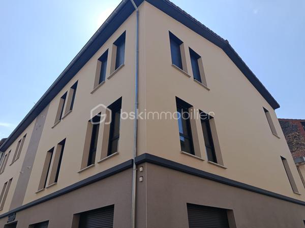 EN EXCUSIVITE 
Magnifique appartement en plein centre ville , construit en 2022 de 90 m2 , proches des écoles et des commerces .
Au première étage se T4 dispose d'un grand séjour avec cuisine ouverte équipée et aménager de 47 m2 , trois chambres d'environ 11 m2 chacun dont une avec un placard intégrer , salle d'eau et wc séparer .
Système de chauffage au sol .
Fenètres en alu en double vitrages avec volet roulant électrique .
Local au rez-de-chaussée pour entreposer poussette et vélo .
Libre de toutes occupation de suite .
