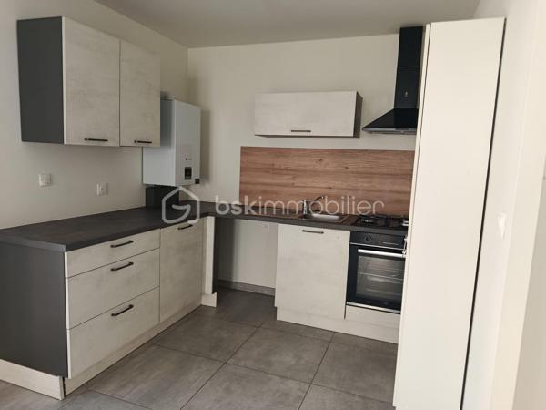 EN EXCUSIVITE 
Magnifique appartement en plein centre ville , construit en 2022 de 90 m2 , proches des écoles et des commerces .
Au première étage se T4 dispose d'un grand séjour avec cuisine ouverte équipée et aménager de 47 m2 , trois chambres d'environ 11 m2 chacun dont une avec un placard intégrer , salle d'eau et wc séparer .
Système de chauffage au sol .
Fenètres en alu en double vitrages avec volet roulant électrique .
Local au rez-de-chaussée pour entreposer poussette et vélo .
Libre de toutes occupation de suite .