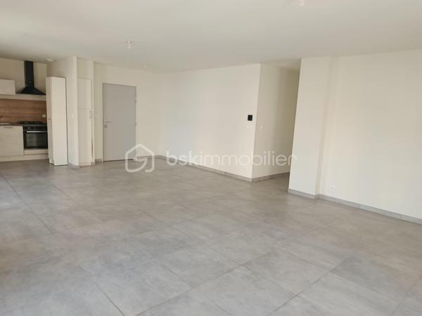 EN EXCUSIVITE 
Magnifique appartement en plein centre ville , construit en 2022 de 90 m2 , proches des écoles et des commerces .
Au première étage se T4 dispose d'un grand séjour avec cuisine ouverte équipée et aménager de 47 m2 , trois chambres d'environ 11 m2 chacun dont une avec un placard intégrer , salle d'eau et wc séparer .
Système de chauffage au sol .
Fenètres en alu en double vitrages avec volet roulant électrique .
Local au rez-de-chaussée pour entreposer poussette et vélo .
Libre de toutes occupation de suite .