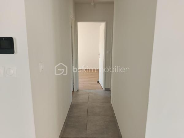 EN EXCUSIVITE 
Magnifique appartement en plein centre ville , construit en 2022 de 90 m2 , proches des écoles et des commerces .
Au première étage se T4 dispose d'un grand séjour avec cuisine ouverte équipée et aménager de 47 m2 , trois chambres d'environ 11 m2 chacun dont une avec un placard intégrer , salle d'eau et wc séparer .
Système de chauffage au sol .
Fenètres en alu en double vitrages avec volet roulant électrique .
Local au rez-de-chaussée pour entreposer poussette et vélo .
Libre de toutes occupation de suite .