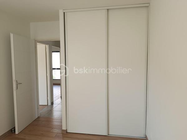 EN EXCUSIVITE 
Magnifique appartement en plein centre ville , construit en 2022 de 90 m2 , proches des écoles et des commerces .
Au première étage se T4 dispose d'un grand séjour avec cuisine ouverte équipée et aménager de 47 m2 , trois chambres d'environ 11 m2 chacun dont une avec un placard intégrer , salle d'eau et wc séparer .
Système de chauffage au sol .
Fenètres en alu en double vitrages avec volet roulant électrique .
Local au rez-de-chaussée pour entreposer poussette et vélo .
Libre de toutes occupation de suite .