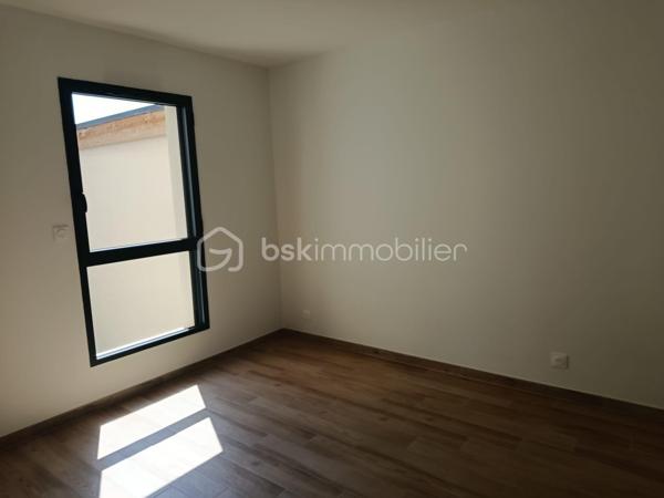 EN EXCUSIVITE 
Magnifique appartement en plein centre ville , construit en 2022 de 90 m2 , proches des écoles et des commerces .
Au première étage se T4 dispose d'un grand séjour avec cuisine ouverte équipée et aménager de 47 m2 , trois chambres d'environ 11 m2 chacun dont une avec un placard intégrer , salle d'eau et wc séparer .
Système de chauffage au sol .
Fenètres en alu en double vitrages avec volet roulant électrique .
Local au rez-de-chaussée pour entreposer poussette et vélo .
Libre de toutes occupation de suite .