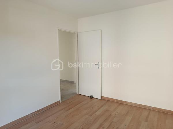 EN EXCUSIVITE 
Magnifique appartement en plein centre ville , construit en 2022 de 90 m2 , proches des écoles et des commerces .
Au première étage se T4 dispose d'un grand séjour avec cuisine ouverte équipée et aménager de 47 m2 , trois chambres d'environ 11 m2 chacun dont une avec un placard intégrer , salle d'eau et wc séparer .
Système de chauffage au sol .
Fenètres en alu en double vitrages avec volet roulant électrique .
Local au rez-de-chaussée pour entreposer poussette et vélo .
Libre de toutes occupation de suite .