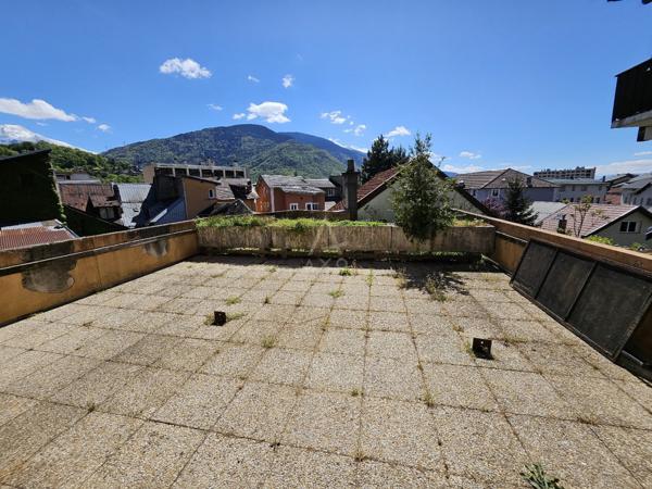 Entre maison et appartement : 153 m² habitables, terrasse et 2 grands garages - ALBERTVILLE CENTRE (73200)