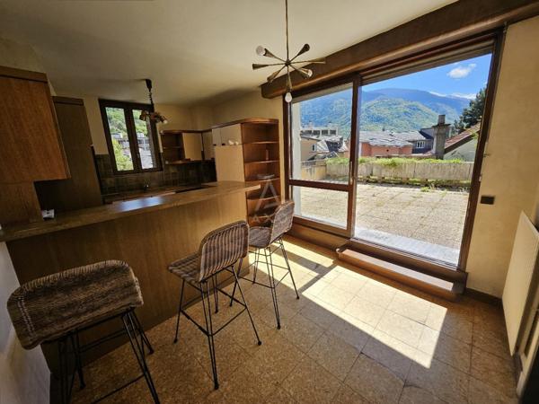 Entre maison et appartement : 153 m² habitables, terrasse et 2 grands garages - ALBERTVILLE CENTRE (73200)