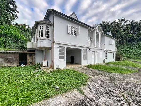 Propriété  T5 +  studio + garage - Vue dégagée