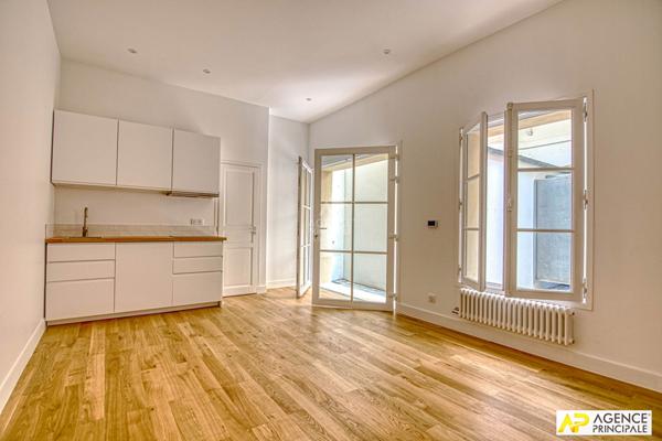 Versailles Notre-Dame Maison de ville en plein coeur du quartier de 4 pièces 95.25 m² au sol €745 000 ** - Référence 27322