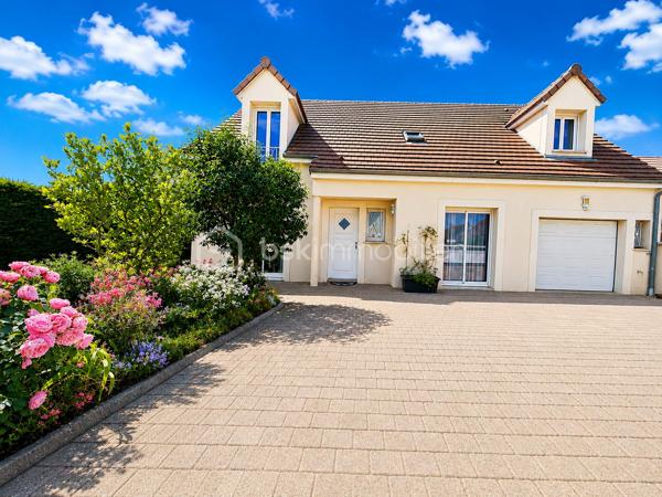 Dès l’entrée, la maison séduit par sa luminosité, ses volumes, son confort moderne et son atmosphère chaleureuse. Ici, aucuns travaux à prévoir : vous posez vos meubles et vous profitez immédiatement d’un cadre de vie paisible, pratique et agréable. D’une surface plancher de 146 m², elle offre une distribution idéale pour une famille. Le rez-de-chaussée propose un beau double salon-séjour de 36 m², baigné de lumière grâce à sa triple exposition, avec poêle à bois et accès direct à une grande terrasse récente de 80 m² exposée sud-ouest. Un véritable espace de vie ouvert sur l’extérieur, parfait pour recevoir, partager des repas en famille ou profiter des beaux jours en toute tranquillité. La cuisine, fonctionnelle et de belle qualité, développe environ 14 m² et bénéficie d’un accès pratique au cellier / buanderie ainsi qu’aux extérieurs, notamment au préau de 25 m². Ce prolongement naturel de la maison apporte un vrai confort au quotidien. Toujours au rez-de-chaussée, une chambre avec salle de douche privative permet d’envisager une vie de plain-pied, d’accueillir famille ou amis, ou de créer un espace bureau indépendant. Un WC séparé et un garage attenant d’environ 17 m² complètent ce niveau.

À l’étage, le palier avec espace bureau dessert trois chambres confortables, dont une suite parentale avec dressing. Une salle de bains et un second WC indépendant viennent compléter l’espace nuit.

Côté prestations, la maison dispose de baies vitrées en aluminium, de volets roulants électriques en aluminium, d’un portail motorisé et d’une porte de garage électrifiée. Le DPE réalisé en mars 2026 confirme également un bon niveau de performance énergétique.

Les extérieurs constituent un véritable coup de cœur : grande terrasse, store banne, préau, chalet de jardin, abri bois, terrain clos, plat et sans vis-à-vis. Tout est pensé pour profiter pleinement des beaux jours dans un cadre intime et soigné.

La localisation est un atout majeur : bus scolaires à 20 mètres, écoles accessibles à pied en environ 10 minutes, lycée à 1,6 km, gare TER d’Épernon à 4 minutes permettant de rejoindre Paris-Montparnasse en environ 45 minutes, équipements sportifs à proximité, belles balades en pleine nature et Rambouillet à environ 15 minutes.
Une maison contemporaine, lumineuse, confortable et parfaitement entretenue, où l’on se projette immédiatement.
Une maison prête à vivre, idéale pour une famille recherchant le calme, l’espace, la qualité et une vraie douceur de vie.
À visiter sans attendre.