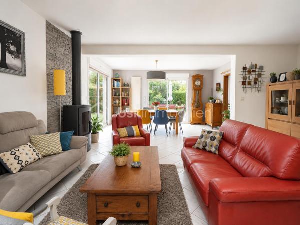 Dès l’entrée, la maison séduit par sa luminosité, ses volumes, son confort moderne et son atmosphère chaleureuse. Ici, aucuns travaux à prévoir : vous posez vos meubles et vous profitez immédiatement d’un cadre de vie paisible, pratique et agréable. D’une surface plancher de 146 m², elle offre une distribution idéale pour une famille. Le rez-de-chaussée propose un beau double salon-séjour de 36 m², baigné de lumière grâce à sa triple exposition, avec poêle à bois et accès direct à une grande terrasse récente de 80 m² exposée sud-ouest. Un véritable espace de vie ouvert sur l’extérieur, parfait pour recevoir, partager des repas en famille ou profiter des beaux jours en toute tranquillité. La cuisine, fonctionnelle et de belle qualité, développe environ 14 m² et bénéficie d’un accès pratique au cellier / buanderie ainsi qu’aux extérieurs, notamment au préau de 25 m². Ce prolongement naturel de la maison apporte un vrai confort au quotidien. Toujours au rez-de-chaussée, une chambre avec salle de douche privative permet d’envisager une vie de plain-pied, d’accueillir famille ou amis, ou de créer un espace bureau indépendant. Un WC séparé et un garage attenant d’environ 17 m² complètent ce niveau.

À l’étage, le palier avec espace bureau dessert trois chambres confortables, dont une suite parentale avec dressing. Une salle de bains et un second WC indépendant viennent compléter l’espace nuit.

Côté prestations, la maison dispose de baies vitrées en aluminium, de volets roulants électriques en aluminium, d’un portail motorisé et d’une porte de garage électrifiée. Le DPE réalisé en mars 2026 confirme également un bon niveau de performance énergétique.

Les extérieurs constituent un véritable coup de cœur : grande terrasse, store banne, préau, chalet de jardin, abri bois, terrain clos, plat et sans vis-à-vis. Tout est pensé pour profiter pleinement des beaux jours dans un cadre intime et soigné.

La localisation est un atout majeur : bus scolaires à 20 mètres, écoles accessibles à pied en environ 10 minutes, lycée à 1,6 km, gare TER d’Épernon à 4 minutes permettant de rejoindre Paris-Montparnasse en environ 45 minutes, équipements sportifs à proximité, belles balades en pleine nature et Rambouillet à environ 15 minutes.
Une maison contemporaine, lumineuse, confortable et parfaitement entretenue, où l’on se projette immédiatement.
Une maison prête à vivre, idéale pour une famille recherchant le calme, l’espace, la qualité et une vraie douceur de vie.
À visiter sans attendre.