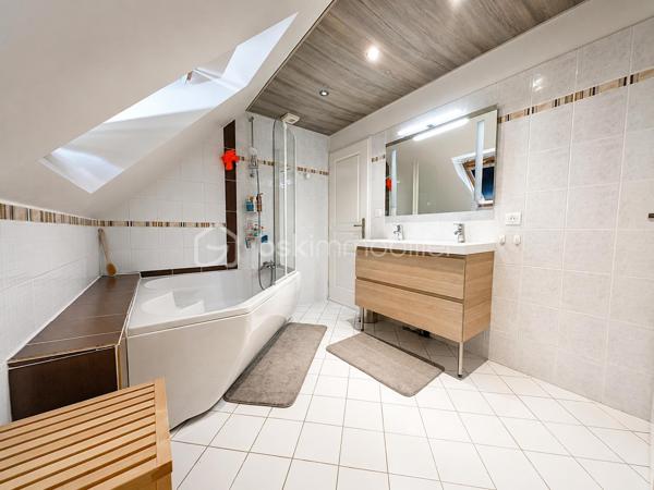 Dès l’entrée, la maison séduit par sa luminosité, ses volumes, son confort moderne et son atmosphère chaleureuse. Ici, aucuns travaux à prévoir : vous posez vos meubles et vous profitez immédiatement d’un cadre de vie paisible, pratique et agréable. D’une surface plancher de 146 m², elle offre une distribution idéale pour une famille. Le rez-de-chaussée propose un beau double salon-séjour de 36 m², baigné de lumière grâce à sa triple exposition, avec poêle à bois et accès direct à une grande terrasse récente de 80 m² exposée sud-ouest. Un véritable espace de vie ouvert sur l’extérieur, parfait pour recevoir, partager des repas en famille ou profiter des beaux jours en toute tranquillité. La cuisine, fonctionnelle et de belle qualité, développe environ 14 m² et bénéficie d’un accès pratique au cellier / buanderie ainsi qu’aux extérieurs, notamment au préau de 25 m². Ce prolongement naturel de la maison apporte un vrai confort au quotidien. Toujours au rez-de-chaussée, une chambre avec salle de douche privative permet d’envisager une vie de plain-pied, d’accueillir famille ou amis, ou de créer un espace bureau indépendant. Un WC séparé et un garage attenant d’environ 17 m² complètent ce niveau.

À l’étage, le palier avec espace bureau dessert trois chambres confortables, dont une suite parentale avec dressing. Une salle de bains et un second WC indépendant viennent compléter l’espace nuit.

Côté prestations, la maison dispose de baies vitrées en aluminium, de volets roulants électriques en aluminium, d’un portail motorisé et d’une porte de garage électrifiée. Le DPE réalisé en mars 2026 confirme également un bon niveau de performance énergétique.

Les extérieurs constituent un véritable coup de cœur : grande terrasse, store banne, préau, chalet de jardin, abri bois, terrain clos, plat et sans vis-à-vis. Tout est pensé pour profiter pleinement des beaux jours dans un cadre intime et soigné.

La localisation est un atout majeur : bus scolaires à 20 mètres, écoles accessibles à pied en environ 10 minutes, lycée à 1,6 km, gare TER d’Épernon à 4 minutes permettant de rejoindre Paris-Montparnasse en environ 45 minutes, équipements sportifs à proximité, belles balades en pleine nature et Rambouillet à environ 15 minutes.
Une maison contemporaine, lumineuse, confortable et parfaitement entretenue, où l’on se projette immédiatement.
Une maison prête à vivre, idéale pour une famille recherchant le calme, l’espace, la qualité et une vraie douceur de vie.
À visiter sans attendre.