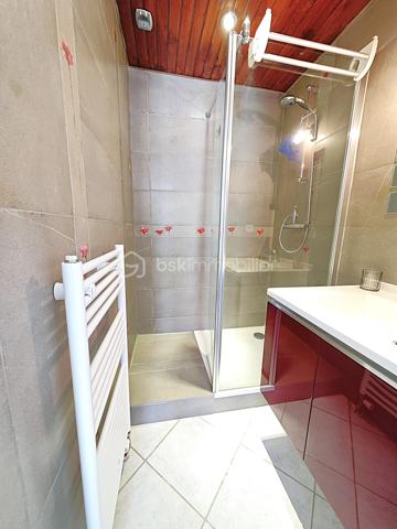 Dès l’entrée, la maison séduit par sa luminosité, ses volumes, son confort moderne et son atmosphère chaleureuse. Ici, aucuns travaux à prévoir : vous posez vos meubles et vous profitez immédiatement d’un cadre de vie paisible, pratique et agréable. D’une surface plancher de 146 m², elle offre une distribution idéale pour une famille. Le rez-de-chaussée propose un beau double salon-séjour de 36 m², baigné de lumière grâce à sa triple exposition, avec poêle à bois et accès direct à une grande terrasse récente de 80 m² exposée sud-ouest. Un véritable espace de vie ouvert sur l’extérieur, parfait pour recevoir, partager des repas en famille ou profiter des beaux jours en toute tranquillité. La cuisine, fonctionnelle et de belle qualité, développe environ 14 m² et bénéficie d’un accès pratique au cellier / buanderie ainsi qu’aux extérieurs, notamment au préau de 25 m². Ce prolongement naturel de la maison apporte un vrai confort au quotidien. Toujours au rez-de-chaussée, une chambre avec salle de douche privative permet d’envisager une vie de plain-pied, d’accueillir famille ou amis, ou de créer un espace bureau indépendant. Un WC séparé et un garage attenant d’environ 17 m² complètent ce niveau.

À l’étage, le palier avec espace bureau dessert trois chambres confortables, dont une suite parentale avec dressing. Une salle de bains et un second WC indépendant viennent compléter l’espace nuit.

Côté prestations, la maison dispose de baies vitrées en aluminium, de volets roulants électriques en aluminium, d’un portail motorisé et d’une porte de garage électrifiée. Le DPE réalisé en mars 2026 confirme également un bon niveau de performance énergétique.

Les extérieurs constituent un véritable coup de cœur : grande terrasse, store banne, préau, chalet de jardin, abri bois, terrain clos, plat et sans vis-à-vis. Tout est pensé pour profiter pleinement des beaux jours dans un cadre intime et soigné.

La localisation est un atout majeur : bus scolaires à 20 mètres, écoles accessibles à pied en environ 10 minutes, lycée à 1,6 km, gare TER d’Épernon à 4 minutes permettant de rejoindre Paris-Montparnasse en environ 45 minutes, équipements sportifs à proximité, belles balades en pleine nature et Rambouillet à environ 15 minutes.
Une maison contemporaine, lumineuse, confortable et parfaitement entretenue, où l’on se projette immédiatement.
Une maison prête à vivre, idéale pour une famille recherchant le calme, l’espace, la qualité et une vraie douceur de vie.
À visiter sans attendre.