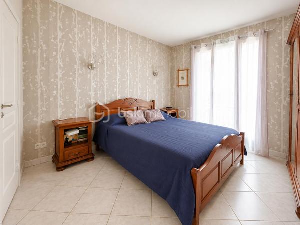 Dès l’entrée, la maison séduit par sa luminosité, ses volumes, son confort moderne et son atmosphère chaleureuse. Ici, aucuns travaux à prévoir : vous posez vos meubles et vous profitez immédiatement d’un cadre de vie paisible, pratique et agréable. D’une surface plancher de 146 m², elle offre une distribution idéale pour une famille. Le rez-de-chaussée propose un beau double salon-séjour de 36 m², baigné de lumière grâce à sa triple exposition, avec poêle à bois et accès direct à une grande terrasse récente de 80 m² exposée sud-ouest. Un véritable espace de vie ouvert sur l’extérieur, parfait pour recevoir, partager des repas en famille ou profiter des beaux jours en toute tranquillité. La cuisine, fonctionnelle et de belle qualité, développe environ 14 m² et bénéficie d’un accès pratique au cellier / buanderie ainsi qu’aux extérieurs, notamment au préau de 25 m². Ce prolongement naturel de la maison apporte un vrai confort au quotidien. Toujours au rez-de-chaussée, une chambre avec salle de douche privative permet d’envisager une vie de plain-pied, d’accueillir famille ou amis, ou de créer un espace bureau indépendant. Un WC séparé et un garage attenant d’environ 17 m² complètent ce niveau.

À l’étage, le palier avec espace bureau dessert trois chambres confortables, dont une suite parentale avec dressing. Une salle de bains et un second WC indépendant viennent compléter l’espace nuit.

Côté prestations, la maison dispose de baies vitrées en aluminium, de volets roulants électriques en aluminium, d’un portail motorisé et d’une porte de garage électrifiée. Le DPE réalisé en mars 2026 confirme également un bon niveau de performance énergétique.

Les extérieurs constituent un véritable coup de cœur : grande terrasse, store banne, préau, chalet de jardin, abri bois, terrain clos, plat et sans vis-à-vis. Tout est pensé pour profiter pleinement des beaux jours dans un cadre intime et soigné.

La localisation est un atout majeur : bus scolaires à 20 mètres, écoles accessibles à pied en environ 10 minutes, lycée à 1,6 km, gare TER d’Épernon à 4 minutes permettant de rejoindre Paris-Montparnasse en environ 45 minutes, équipements sportifs à proximité, belles balades en pleine nature et Rambouillet à environ 15 minutes.
Une maison contemporaine, lumineuse, confortable et parfaitement entretenue, où l’on se projette immédiatement.
Une maison prête à vivre, idéale pour une famille recherchant le calme, l’espace, la qualité et une vraie douceur de vie.
À visiter sans attendre.