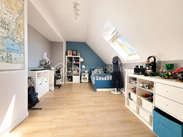 Dès l’entrée, la maison séduit par sa luminosité, ses volumes, son confort moderne et son atmosphère chaleureuse. Ici, aucuns travaux à prévoir : vous posez vos meubles et vous profitez immédiatement d’un cadre de vie paisible, pratique et agréable. D’une surface plancher de 146 m², elle offre une distribution idéale pour une famille. Le rez-de-chaussée propose un beau double salon-séjour de 36 m², baigné de lumière grâce à sa triple exposition, avec poêle à bois et accès direct à une grande terrasse récente de 80 m² exposée sud-ouest. Un véritable espace de vie ouvert sur l’extérieur, parfait pour recevoir, partager des repas en famille ou profiter des beaux jours en toute tranquillité. La cuisine, fonctionnelle et de belle qualité, développe environ 14 m² et bénéficie d’un accès pratique au cellier / buanderie ainsi qu’aux extérieurs, notamment au préau de 25 m². Ce prolongement naturel de la maison apporte un vrai confort au quotidien. Toujours au rez-de-chaussée, une chambre avec salle de douche privative permet d’envisager une vie de plain-pied, d’accueillir famille ou amis, ou de créer un espace bureau indépendant. Un WC séparé et un garage attenant d’environ 17 m² complètent ce niveau.

À l’étage, le palier avec espace bureau dessert trois chambres confortables, dont une suite parentale avec dressing. Une salle de bains et un second WC indépendant viennent compléter l’espace nuit.

Côté prestations, la maison dispose de baies vitrées en aluminium, de volets roulants électriques en aluminium, d’un portail motorisé et d’une porte de garage électrifiée. Le DPE réalisé en mars 2026 confirme également un bon niveau de performance énergétique.

Les extérieurs constituent un véritable coup de cœur : grande terrasse, store banne, préau, chalet de jardin, abri bois, terrain clos, plat et sans vis-à-vis. Tout est pensé pour profiter pleinement des beaux jours dans un cadre intime et soigné.

La localisation est un atout majeur : bus scolaires à 20 mètres, écoles accessibles à pied en environ 10 minutes, lycée à 1,6 km, gare TER d’Épernon à 4 minutes permettant de rejoindre Paris-Montparnasse en environ 45 minutes, équipements sportifs à proximité, belles balades en pleine nature et Rambouillet à environ 15 minutes.
Une maison contemporaine, lumineuse, confortable et parfaitement entretenue, où l’on se projette immédiatement.
Une maison prête à vivre, idéale pour une famille recherchant le calme, l’espace, la qualité et une vraie douceur de vie.
À visiter sans attendre.