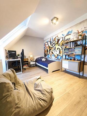 Dès l’entrée, la maison séduit par sa luminosité, ses volumes, son confort moderne et son atmosphère chaleureuse. Ici, aucuns travaux à prévoir : vous posez vos meubles et vous profitez immédiatement d’un cadre de vie paisible, pratique et agréable. D’une surface plancher de 146 m², elle offre une distribution idéale pour une famille. Le rez-de-chaussée propose un beau double salon-séjour de 36 m², baigné de lumière grâce à sa triple exposition, avec poêle à bois et accès direct à une grande terrasse récente de 80 m² exposée sud-ouest. Un véritable espace de vie ouvert sur l’extérieur, parfait pour recevoir, partager des repas en famille ou profiter des beaux jours en toute tranquillité. La cuisine, fonctionnelle et de belle qualité, développe environ 14 m² et bénéficie d’un accès pratique au cellier / buanderie ainsi qu’aux extérieurs, notamment au préau de 25 m². Ce prolongement naturel de la maison apporte un vrai confort au quotidien. Toujours au rez-de-chaussée, une chambre avec salle de douche privative permet d’envisager une vie de plain-pied, d’accueillir famille ou amis, ou de créer un espace bureau indépendant. Un WC séparé et un garage attenant d’environ 17 m² complètent ce niveau.

À l’étage, le palier avec espace bureau dessert trois chambres confortables, dont une suite parentale avec dressing. Une salle de bains et un second WC indépendant viennent compléter l’espace nuit.

Côté prestations, la maison dispose de baies vitrées en aluminium, de volets roulants électriques en aluminium, d’un portail motorisé et d’une porte de garage électrifiée. Le DPE réalisé en mars 2026 confirme également un bon niveau de performance énergétique.

Les extérieurs constituent un véritable coup de cœur : grande terrasse, store banne, préau, chalet de jardin, abri bois, terrain clos, plat et sans vis-à-vis. Tout est pensé pour profiter pleinement des beaux jours dans un cadre intime et soigné.

La localisation est un atout majeur : bus scolaires à 20 mètres, écoles accessibles à pied en environ 10 minutes, lycée à 1,6 km, gare TER d’Épernon à 4 minutes permettant de rejoindre Paris-Montparnasse en environ 45 minutes, équipements sportifs à proximité, belles balades en pleine nature et Rambouillet à environ 15 minutes.
Une maison contemporaine, lumineuse, confortable et parfaitement entretenue, où l’on se projette immédiatement.
Une maison prête à vivre, idéale pour une famille recherchant le calme, l’espace, la qualité et une vraie douceur de vie.
À visiter sans attendre.