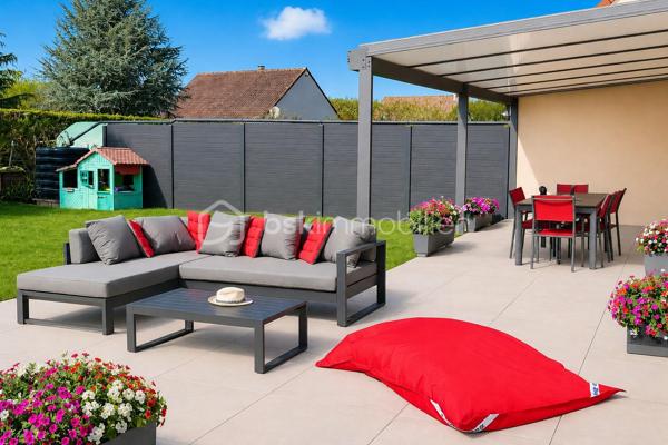 Dès l’entrée, la maison séduit par sa luminosité, ses volumes, son confort moderne et son atmosphère chaleureuse. Ici, aucuns travaux à prévoir : vous posez vos meubles et vous profitez immédiatement d’un cadre de vie paisible, pratique et agréable. D’une surface plancher de 146 m², elle offre une distribution idéale pour une famille. Le rez-de-chaussée propose un beau double salon-séjour de 36 m², baigné de lumière grâce à sa triple exposition, avec poêle à bois et accès direct à une grande terrasse récente de 80 m² exposée sud-ouest. Un véritable espace de vie ouvert sur l’extérieur, parfait pour recevoir, partager des repas en famille ou profiter des beaux jours en toute tranquillité. La cuisine, fonctionnelle et de belle qualité, développe environ 14 m² et bénéficie d’un accès pratique au cellier / buanderie ainsi qu’aux extérieurs, notamment au préau de 25 m². Ce prolongement naturel de la maison apporte un vrai confort au quotidien. Toujours au rez-de-chaussée, une chambre avec salle de douche privative permet d’envisager une vie de plain-pied, d’accueillir famille ou amis, ou de créer un espace bureau indépendant. Un WC séparé et un garage attenant d’environ 17 m² complètent ce niveau.

À l’étage, le palier avec espace bureau dessert trois chambres confortables, dont une suite parentale avec dressing. Une salle de bains et un second WC indépendant viennent compléter l’espace nuit.

Côté prestations, la maison dispose de baies vitrées en aluminium, de volets roulants électriques en aluminium, d’un portail motorisé et d’une porte de garage électrifiée. Le DPE réalisé en mars 2026 confirme également un bon niveau de performance énergétique.

Les extérieurs constituent un véritable coup de cœur : grande terrasse, store banne, préau, chalet de jardin, abri bois, terrain clos, plat et sans vis-à-vis. Tout est pensé pour profiter pleinement des beaux jours dans un cadre intime et soigné.

La localisation est un atout majeur : bus scolaires à 20 mètres, écoles accessibles à pied en environ 10 minutes, lycée à 1,6 km, gare TER d’Épernon à 4 minutes permettant de rejoindre Paris-Montparnasse en environ 45 minutes, équipements sportifs à proximité, belles balades en pleine nature et Rambouillet à environ 15 minutes.
Une maison contemporaine, lumineuse, confortable et parfaitement entretenue, où l’on se projette immédiatement.
Une maison prête à vivre, idéale pour une famille recherchant le calme, l’espace, la qualité et une vraie douceur de vie.
À visiter sans attendre.
