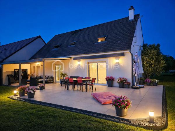 Dès l’entrée, la maison séduit par sa luminosité, ses volumes, son confort moderne et son atmosphère chaleureuse. Ici, aucuns travaux à prévoir : vous posez vos meubles et vous profitez immédiatement d’un cadre de vie paisible, pratique et agréable. D’une surface plancher de 146 m², elle offre une distribution idéale pour une famille. Le rez-de-chaussée propose un beau double salon-séjour de 36 m², baigné de lumière grâce à sa triple exposition, avec poêle à bois et accès direct à une grande terrasse récente de 80 m² exposée sud-ouest. Un véritable espace de vie ouvert sur l’extérieur, parfait pour recevoir, partager des repas en famille ou profiter des beaux jours en toute tranquillité. La cuisine, fonctionnelle et de belle qualité, développe environ 14 m² et bénéficie d’un accès pratique au cellier / buanderie ainsi qu’aux extérieurs, notamment au préau de 25 m². Ce prolongement naturel de la maison apporte un vrai confort au quotidien. Toujours au rez-de-chaussée, une chambre avec salle de douche privative permet d’envisager une vie de plain-pied, d’accueillir famille ou amis, ou de créer un espace bureau indépendant. Un WC séparé et un garage attenant d’environ 17 m² complètent ce niveau.

À l’étage, le palier avec espace bureau dessert trois chambres confortables, dont une suite parentale avec dressing. Une salle de bains et un second WC indépendant viennent compléter l’espace nuit.

Côté prestations, la maison dispose de baies vitrées en aluminium, de volets roulants électriques en aluminium, d’un portail motorisé et d’une porte de garage électrifiée. Le DPE réalisé en mars 2026 confirme également un bon niveau de performance énergétique.

Les extérieurs constituent un véritable coup de cœur : grande terrasse, store banne, préau, chalet de jardin, abri bois, terrain clos, plat et sans vis-à-vis. Tout est pensé pour profiter pleinement des beaux jours dans un cadre intime et soigné.

La localisation est un atout majeur : bus scolaires à 20 mètres, écoles accessibles à pied en environ 10 minutes, lycée à 1,6 km, gare TER d’Épernon à 4 minutes permettant de rejoindre Paris-Montparnasse en environ 45 minutes, équipements sportifs à proximité, belles balades en pleine nature et Rambouillet à environ 15 minutes.
Une maison contemporaine, lumineuse, confortable et parfaitement entretenue, où l’on se projette immédiatement.
Une maison prête à vivre, idéale pour une famille recherchant le calme, l’espace, la qualité et une vraie douceur de vie.
À visiter sans attendre.