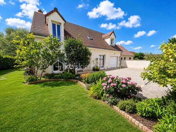 Dès l’entrée, la maison séduit par sa luminosité, ses volumes, son confort moderne et son atmosphère chaleureuse. Ici, aucuns travaux à prévoir : vous posez vos meubles et vous profitez immédiatement d’un cadre de vie paisible, pratique et agréable. D’une surface plancher de 146 m², elle offre une distribution idéale pour une famille. Le rez-de-chaussée propose un beau double salon-séjour de 36 m², baigné de lumière grâce à sa triple exposition, avec poêle à bois et accès direct à une grande terrasse récente de 80 m² exposée sud-ouest. Un véritable espace de vie ouvert sur l’extérieur, parfait pour recevoir, partager des repas en famille ou profiter des beaux jours en toute tranquillité. La cuisine, fonctionnelle et de belle qualité, développe environ 14 m² et bénéficie d’un accès pratique au cellier / buanderie ainsi qu’aux extérieurs, notamment au préau de 25 m². Ce prolongement naturel de la maison apporte un vrai confort au quotidien. Toujours au rez-de-chaussée, une chambre avec salle de douche privative permet d’envisager une vie de plain-pied, d’accueillir famille ou amis, ou de créer un espace bureau indépendant. Un WC séparé et un garage attenant d’environ 17 m² complètent ce niveau.

À l’étage, le palier avec espace bureau dessert trois chambres confortables, dont une suite parentale avec dressing. Une salle de bains et un second WC indépendant viennent compléter l’espace nuit.

Côté prestations, la maison dispose de baies vitrées en aluminium, de volets roulants électriques en aluminium, d’un portail motorisé et d’une porte de garage électrifiée. Le DPE réalisé en mars 2026 confirme également un bon niveau de performance énergétique.

Les extérieurs constituent un véritable coup de cœur : grande terrasse, store banne, préau, chalet de jardin, abri bois, terrain clos, plat et sans vis-à-vis. Tout est pensé pour profiter pleinement des beaux jours dans un cadre intime et soigné.

La localisation est un atout majeur : bus scolaires à 20 mètres, écoles accessibles à pied en environ 10 minutes, lycée à 1,6 km, gare TER d’Épernon à 4 minutes permettant de rejoindre Paris-Montparnasse en environ 45 minutes, équipements sportifs à proximité, belles balades en pleine nature et Rambouillet à environ 15 minutes.
Une maison contemporaine, lumineuse, confortable et parfaitement entretenue, où l’on se projette immédiatement.
Une maison prête à vivre, idéale pour une famille recherchant le calme, l’espace, la qualité et une vraie douceur de vie.
À visiter sans attendre.